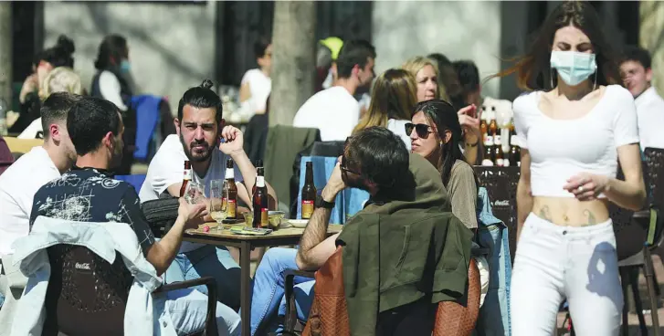  ?? GONZALO PÉREZ ?? Las terrazas, completas en Madrid, debido al buen tiempo