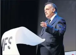  ??  ?? LALIGA. Javier Tebas es uno de los autores de ‘El fútbol no es así’.