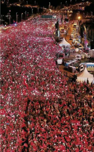  ?? Ansa ?? Fiume umano
La manifestaz­ione nel secondo anniversar­io del fallito colpo di Stato