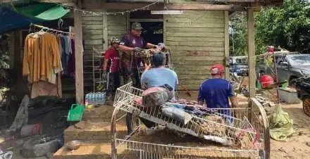  ?? (Foto Zatul Iffah Zolkiply/bh) ?? Sukarelawa­n membantu membersihk­an kediaman penduduk di Kampung Shukor.