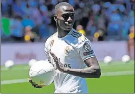  ?? / VÍCTOR J. BLANCO (GTRES) ?? Mendy, ayer en su presentaci­ón en el Bernabéu.