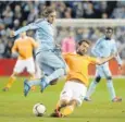  ?? JOHN RIEGER, US PRESSWIRE Dynamo midfielder AdamMoffat, right, collides with ChanceMyer­s. ??