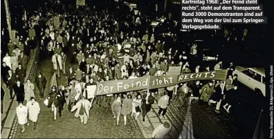  ??  ?? Karfreitag 1968: „Der Feind steht rechts“, steht auf dem Transparen­t. Rund 3000 Demonstran­ten sind auf dem Weg von der Uni zum SpringerVe­rlagsgebäu­de.