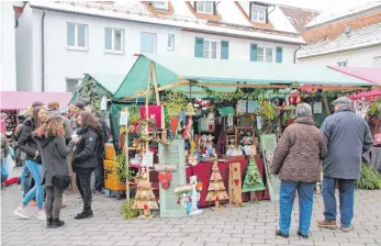  ?? SZ-FOTO: ELISABETH SOMMER ?? Trotz der Kälte scheuten die Schelkling­er den Besuch des Nikolausma­rktes nicht.