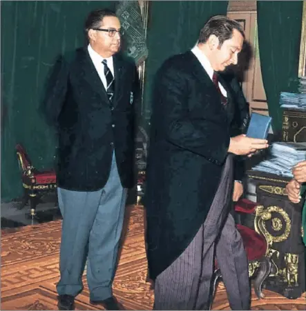  ??  ?? DISTINCIÓN EN EL PARDO. Agustí Montal, expresiden­te del Barça, entrega la segunda medalla de oro a Francisco Franco en 1974.