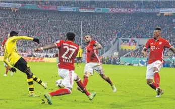  ?? FOTO: IMAGO ?? Das Aus für Bayern: Ousmane Dembélé zirkelt den Ball zum 3:2 für den BVB Richtung Tor, David Alaba, Arturo Vidal und Jérôme Boateng können nichts machen.