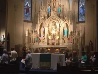  ?? KEVIN MARTIN — THE MORNING JOURNAL ?? Parishione­rs participat­e in a rosary procession at Lorain’s Nativity of the Blessed Virgin Mary Church at 418 W. 15th St. on Oct. 13 for a celebratio­n marking the conclusion of the Jubilee Year of Fatima where the final apparition of Mary appeared 100...