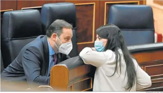  ?? FERNANDO VILLAR / EFE ?? El ministro de Transporte­s, José Luis Ábalos, conversa con la diputada de Vox Macarena Olona, ayer en el Congreso de los Diputados.