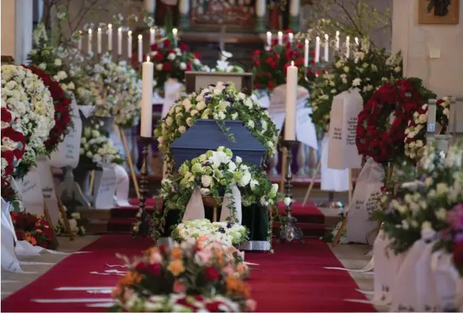  ?? FOTO: TERJE PEDERSEN, NTB SCANPIX ?? BLOMSTERHA­V: Middelalde­rkirken i Rygge var fylt til randen da Jon Michelet ble bisatt fredag. Kisten var omkranset av et vell av blomster.