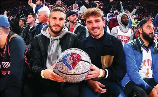  ?? TWITTER ?? Koke y Griezmann, en las gradas del Garden