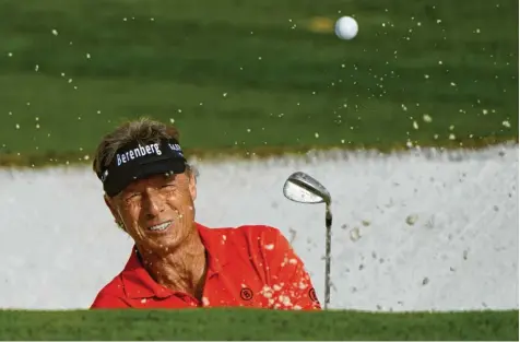  ?? Foto: Chris Carlson, dpa ?? US‰Masters: Bernhard Langer am 9. Loch in Aktion.