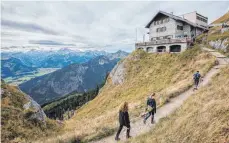  ?? FOTO: NICOLAS ARMER/DPA ?? Wanderer auf dem Weg zur Bad Kissinger Hütte.