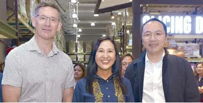  ?? ?? Landers president and CEO Greg Davis, Quezon City Mayor Joy Belmonte and Southeast Asia Retail, Inc. chairman, Atty. Lowell Yu