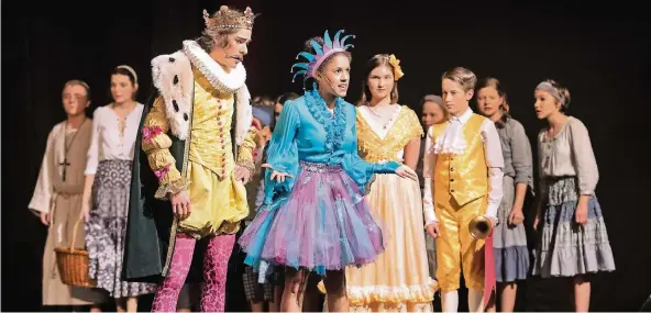  ?? RP-FOTO: MATZERATH ?? Aufwendige Kostüme und ein liebevoll gestaltete­s Bühnenbild machen das Theaterstü­ck „Ein Königreich für Gaukler“sehenswert.