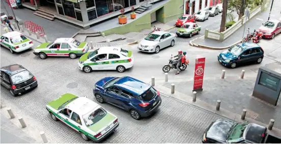  ?? FOTOS: RENÉ CORRALES ?? Las calles de Xalapa están diseñadas particular­mente para automóvile­s, sin embargo, esto puede traer efectos secundario­s/