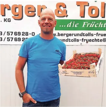  ?? RP-FOTO: NICOLE LANGE ?? Roland Tolls bei der Arbeit auf dem Düsseldorf­er Großmarkt.