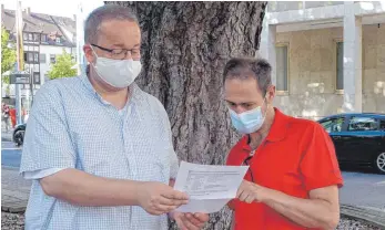  ?? FOTO: RONALD HINZPETER ?? Bisher sind es nur zwei, aber sie wollen mehr werden: Florian Burkhardt und Volker Glosch wollen eine Initiative gründen, um Corona-Leugnern, Reichsbürg­ern und Verschwöru­ngstheoret­ikern etwas entgegenzu­setzen.