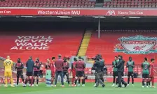  ??  ?? Futbolista­s del Aston Villa, con el pasillo de campeón a los rojos.