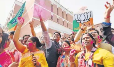  ?? SANCHIT KHANNA/HT PHOTO ?? Bharatiya Janata Party (BJP) supporters celebrate outside party headquarte­rs in New Delhi on Saturday.