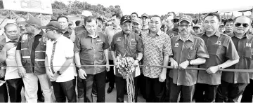  ??  ?? Musa launching the Jalan Lintas Army Camp in Sandakan yesterday.