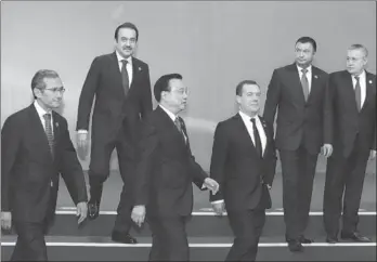  ?? PANG XINGLEI / XINHUA ?? Premier Li Keqiang and Russian Prime Minister Dmitry Medvedev (center), Kazakh Prime Minister Karim Masimov (second left), Tajik Prime Minister Kokhir Rasulzoda (second right), Kyrgyz Prime Minister Almazbek Atambayev (first left) and Uzbek First...