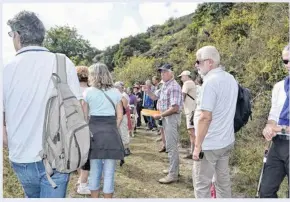  ??  ?? La montée vers le viaduc est l’occasion pour René Hémond de montrer aux visiteurs l’endroit où une locomotive a basculé dans le vide en 1929.