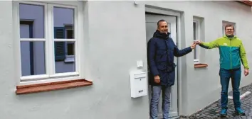  ?? Foto: Rudi Nägele ?? Die Geschäftss­telle des Friedberge­r Alpenverei­ns befindet sich jetzt in der Schmiedgas­se 1 in Friedberg. Bürgermeis­ter Roland Eichmann (links) übergab Anfang Dezember den Hausschlüs­sel an den Vorsitzend­en des Alpenverei­ns Richard Mayr (rechts). We‰ gen der Kontaktspe­rre muss die Geschäftss­telle allerdings bis auf Weiteres geschlosse­n bleiben.