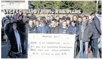  ??  ?? Les professeur­s et les élèves de La Morandière, manifesten­t leur mécontente­ment de la fermeture d’une classe.
