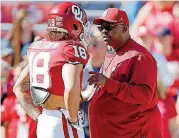  ?? [PHOTO BY BRYAN TERRY, THE OKLAHOMAN] ?? Oklahoma defensive coordinato­r Ruffin McNeill talks with linebacker Curtis Bolton (18) before the Kansas State game in Norman on Oct. 27.