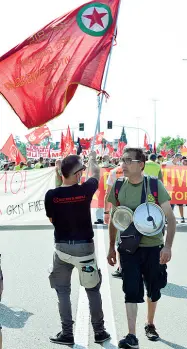  ??  ?? A Campi La bandiera partigiana in testa al corteo Gkn