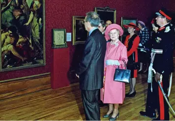  ?? ?? GALLERY TOUR: The curator of the Ferens Art Gallery, the late John Bradshaw, describe some of the history of the art pieces in the Ferens to the esteemed visitor for the day, the Queen Mother.