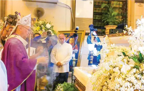  ?? ALDO NELBERT BANAYNAL ?? Cebu Archbishop Jose Palma swings a censer to send clouds of incense to the remains of Archbishop Emeritus Ricardo Cardinal Vidal who passed away yesterday.