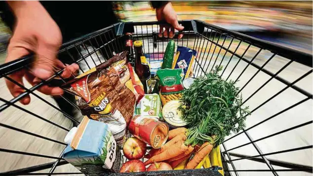 ?? Foto: dpa ?? Essensrest­e, Obst, Brot, Gemüse – das sind die Lebensmitt­el, die von den Haushalten regelmäßig entsorgt werden.