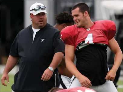  ?? ANDA CHU — STAFF PHOTOGRAPH­ER ?? Quarterbac­k Derek Carr is hoping to get some inside informatio­n on the Bengals from Raiders defensive coordinato­r Paul Guenther.