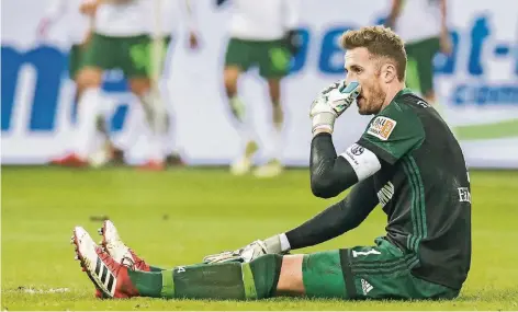  ?? FOTO: IMAGO ?? Ralf Fährmann ist nach dem Treffer zum 1:2 aus Sicht der Schalker sichtlich bedient. Mit einem Patzer hatte er den Ausgleich der Bremer erst möglich gemacht.