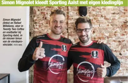  ?? FOTO HBVL ?? Simon Mignolet (links) en Rafael Willekens, ober in Twenty Two Coffee en voetballer bij Sporting Aalst, in de nieuwe tenue van de vierdeprov­incialer.