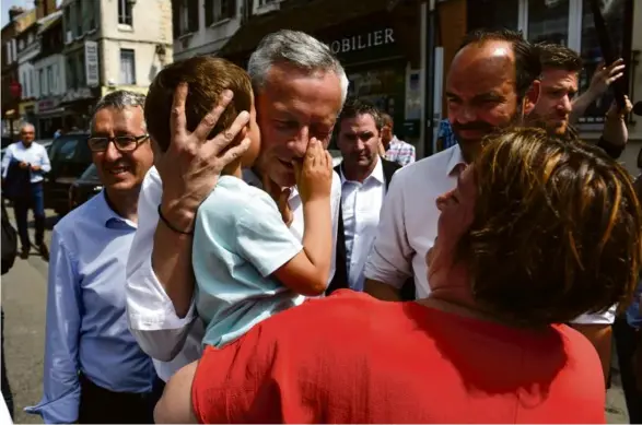  ??  ?? Bruno Le Maire à Pacy-sur-Eure, dimanche. Le candidat a reçu le soutien du Premier ministre, Edouard Philippe, comme lui ex-député LR.