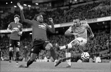  ??  ?? Het schot van Gabriel Jesus van Manchester City wordt geblokt door Aaron Wan-Bissaka van Manchester United. (Foto: AD)