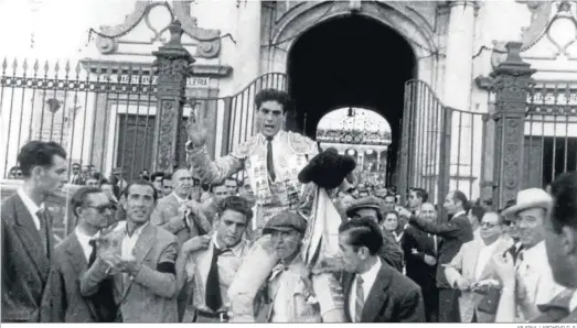  ?? ARJONA / ARCHIVO D. S. ?? Jaime Ostos, saliendo a hombros por la Puerta del Príncipe de la Maestranza.