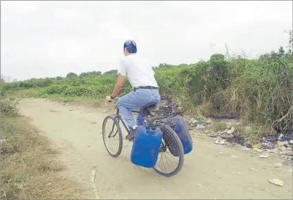  ?? ARCHIVO / EXPRESO ?? Contraband­o. En la frontera entre Ecuador y Perú, una persona lleva diésel ecuatorian­o para vender en Perú.
