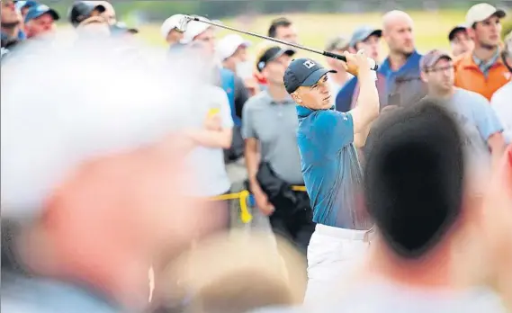  ?? FOTO: GETTY ?? Jordan Spieth desplegó ayer en Carnoustie un repertorio de golpes que le permitió atacar, recuperar y sentenciar con el putt para firmar 65 golpes y 204 en total