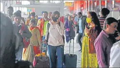  ?? HT ?? ■
Many passengers wear masks at Charbagh railway station as precaution­ary measure.