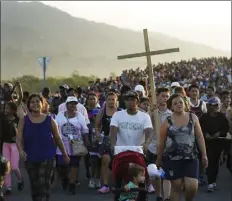  ?? MARCO UGARTE / AP ?? migrants leave huixtla, Chiapas state, mexico, Oct. 27, as they continue their trek north toward mexico's northern states and the U.S. border. The biden administra­tion struck agreement with mexico to reinstate a Trump-era border policy next week that forces asylum-seekers to wait in mexico for hearings.