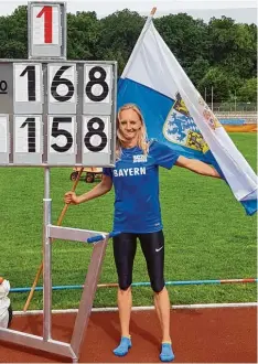  ?? Foto: Roland Groß ?? Platz eins für die Startnumme­r 168: Manuela Groß schaffte im Hochsprung 1,58 Me  ter und wurde Deutsche Meisterin der Altersklas­se 45.