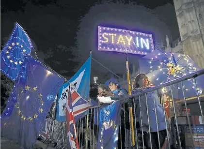  ?? AFP ?? Protestas. Manifestan­tes británicos, anoche, reclaman que el Reino Unido permanezca en la UE.