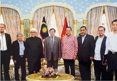  ??  ?? Branching out: Hadi Awang (third from left) and national and state PAS leaders meeting with Abang Johari (centre) in Kuching last week.