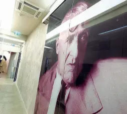  ??  ?? Galleria Sopra, una Natura Morta di Giorgio Morandi del 1956 tra le opere che verranno prestate al Guggenheim di BilbaoA destra, una foto del pittore, all’ingresso del museo a lui dedicato