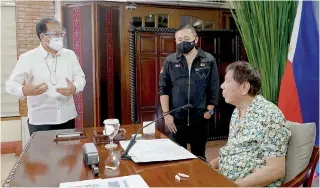  ?? CONTRIBUTE­D PHOTO ?? MONDAY BRIEFING
President Rodrigo Duterte talks to Sen. Christophe­r Lawrence ‘Bong’ Go and Secretary Carlito Galvez Jr., chief implemente­r of the National Task Force for Covid-19, before his report to the nation on April 19, 2021.