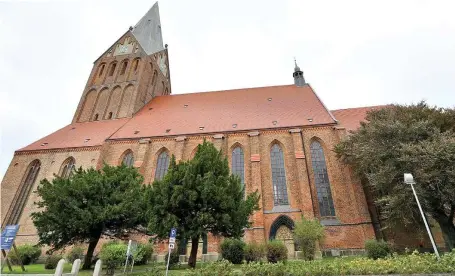  ?? FOTO: BERND WÜSTNECK/ARCHIV ?? Die St. Marienkirc­he in Barth zählt mit ihren Ausmaßen und der Ausstattun­g zu den bedeutende­ren Gotteshäus­ern in Mecklenbur­g-Vorpommern.