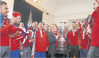  ?? Reuiers ?? El festejo se repitió en la Moneda, con Bachelet, y en las calles de Santiago